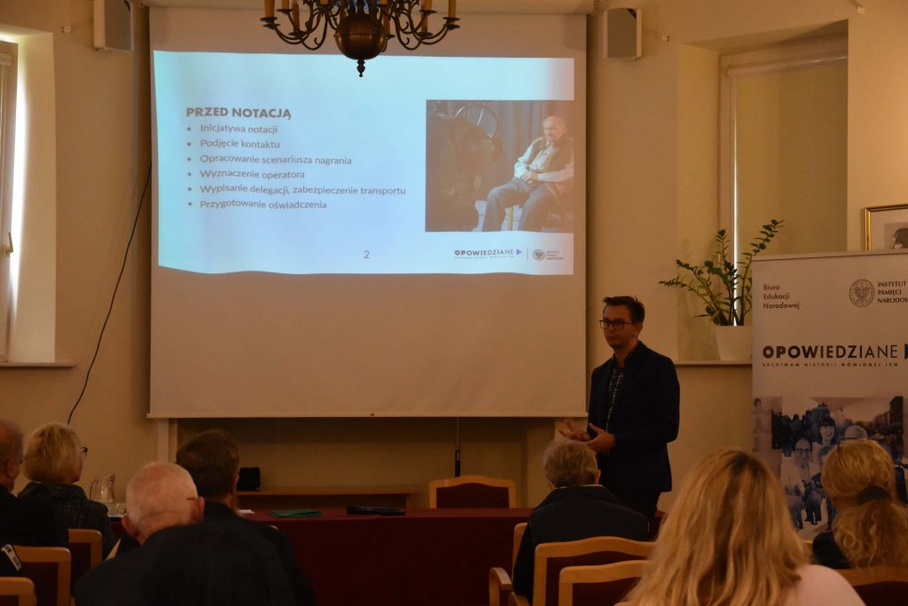 Artur Kłus (IPN) zarysowuje podstawowe zasady przygotowywania notacji ze świadkami historii.