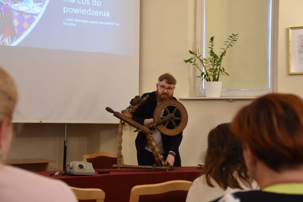 Michał Gniadek-Zieliński (UW/ORE) o nieatropocentrycznej humanistyce, wprowadzając do wystąpienia Łukasza Linowskiego.
