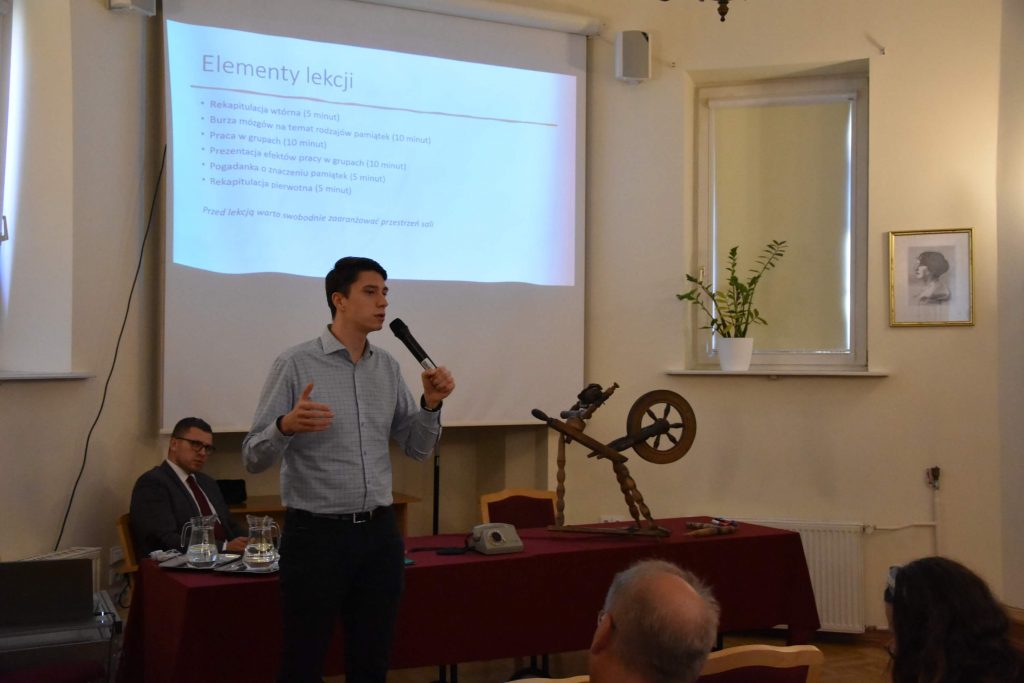 Łukasz Linowski przedstawiający scenariusze lekcji o historii regionalnej.