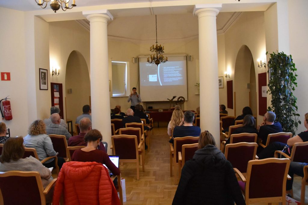 Uczestnicy szkolenia podczas wykładu.