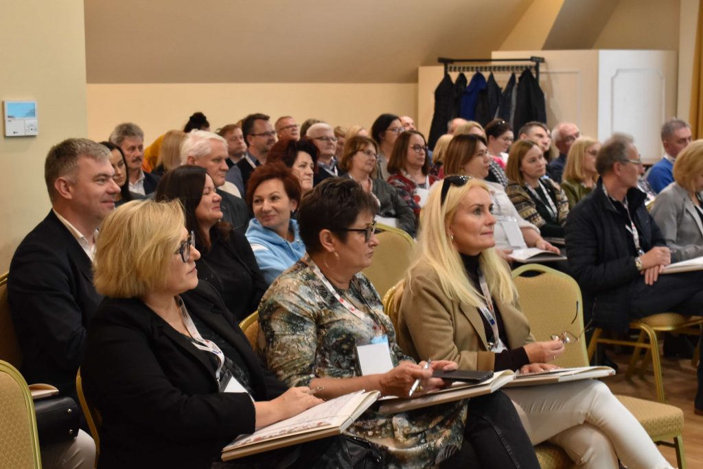 Samorządowcy i dyrektorzy szkół/placówek reprezentujący 20 JST uczestniczą w spotkaniu inicjującym działania szkoleniowo-doradcze w ramach Doradztwa dla JST