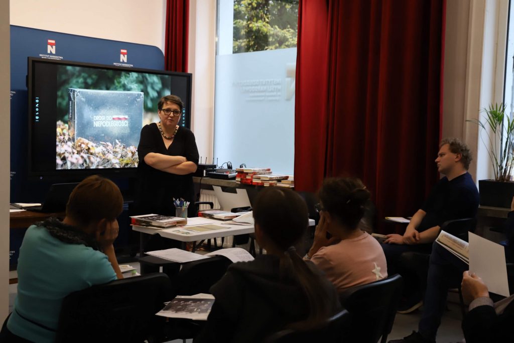 Gabriela Sierocińska-Dec podczas prowadzenia warsztatów