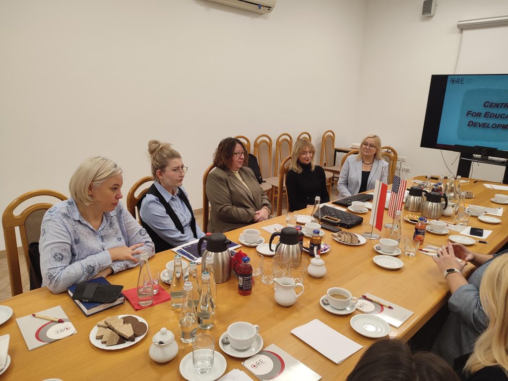 Uczestniczki spotkania - w środku p. Lydia Kvinta, Principal Consultant ISBE , po prawej p. Marzenna Habib, wicedyrektor ORE