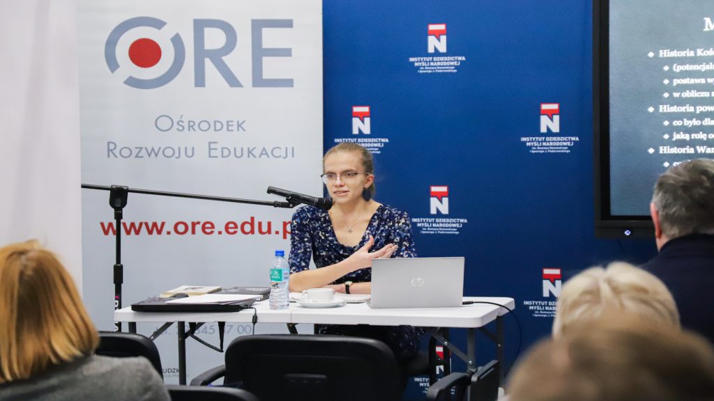 Marcelina Koprowska podczas wykładu o religijności podczas Powstania Warszawskiego.