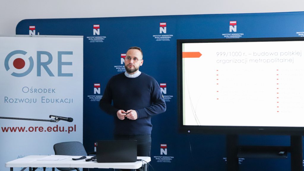 Ks. Tomasz Trzaska podczas wykładu o geografii historycznej polskiego Kościoła.