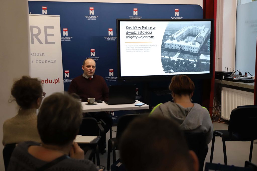 Prof. Paweł Skibiński podczas wykładu o katolickiej prasie i oświacie w II RP.