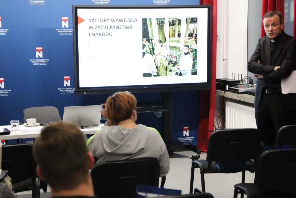 Ks. Michał Kwitliński opowiada o relacji sztuki sakralnej i polskiej tożsamości.