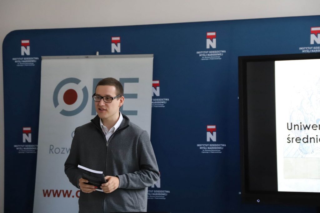 Adam Talarowski podczas wykładu o średniowiecznym szkolnictwie w Polsce.