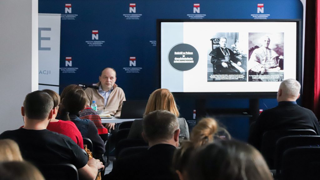 Prof. Paweł Skibiński opowiada o roli Kościoła w życiu publicznym II RP.