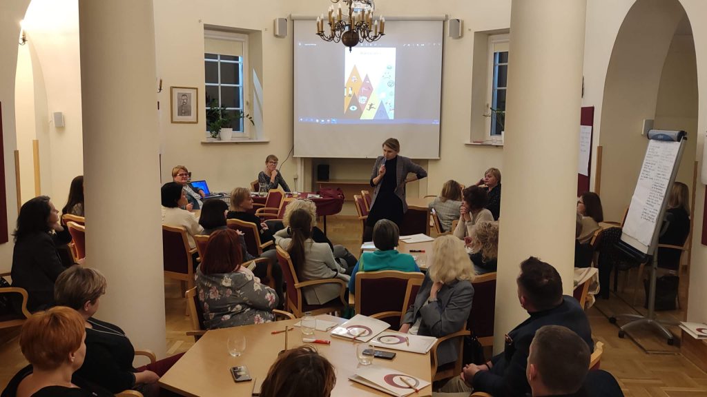 Praca warsztatowa. Praca warsztatow podczas spotkania Liderów.