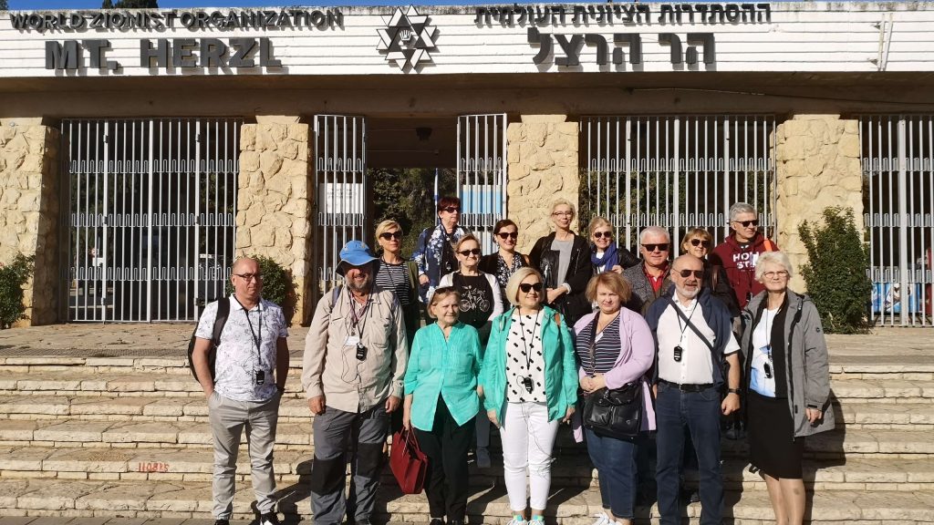 Uczestnicy szkolenia przed wejściem na Górę Herzla