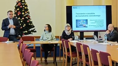 na zdjęciu sala konferencyjna, Dyrektor ORE Tomasz Madej mówi do zebranych gości, przy stole siedzą kierowniczka projektu Joanna Saska-Dymnicka, główna ekspertka merytoryczna projektu Anna Pregler oraz ekspert do spraw współpracy z beneficjentami konkursowymi Rafał Auch-Szkoda