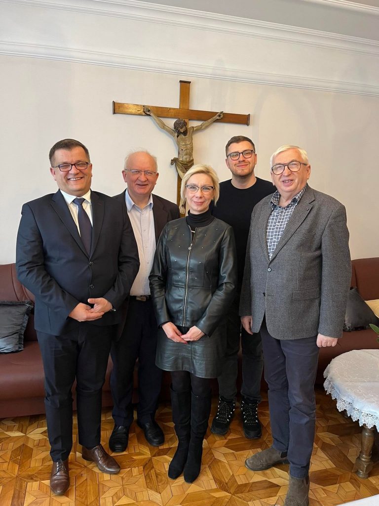 Od lewej: Tomasz Madej – p.o. Dyrektor Ośrodka Rozwoju Edukacji w Warszawie (ORE), ks. Franciszek Siarek – Proboszcz parafii Grobu Bożego w Miechowie, Agnieszka Karczewska-Gzik – Kierownik Wydziału Rozwoju Kompetencji Społecznych i Obywatelskich ORE, dr Marcin Karkut – starszy specjalista Wydział Rozwoju Kompetencji Społecznych i Obywatelskich ORE, Stanisław Osmenda – Komandor Zakonu Bożogrobców w Miechowie