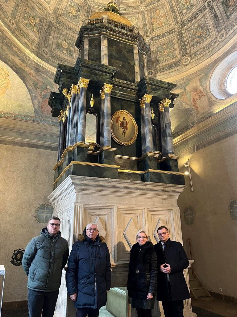 Przed najstarszą w Europie repliką grobu Chrystusa w Bazylice Grobu Bożego w Miechowie