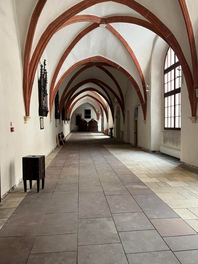 Krużganek prowadzący do kaplicy Grobu Bożego w Miechowie