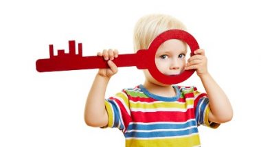 Dziecko trzymające klucz