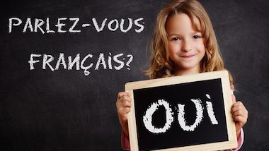 Dziewczyna trzymająca tabliczkę z napisem oui