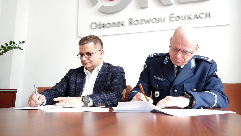 Dyrektor ORE, Tomasz Madej, oraz ml. insp. Robert Horosz Dyrektor Biura Edukacji Historycznej Muzeum Policji KGP