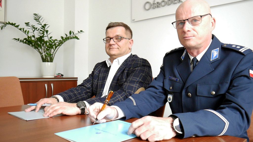 Dyrektor ORE, Tomasz Madej, oraz ml. insp. Robert Horosz Dyrektor Biura Edukacji Historycznej Muzeum Policji KGP