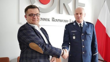 Dyrektor ORE, Tomasz Madej, oraz ml. insp. Robert Horosz Dyrektor Biura Edukacji Historycznej Muzeum Policji KGP