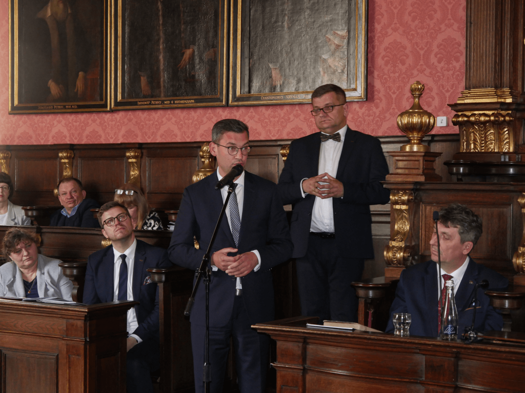 Na pierwszym planie: Dariusz Marczewski, Burmistrz Miechowa