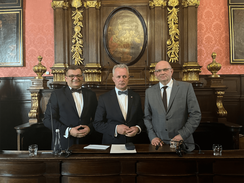 Tomasz Madej, Dyrektor ORE; Sławomir Adamiec, Dyrektor Generalny w MEiN; Tomasz Pitucha, Wicedyrektor ORE