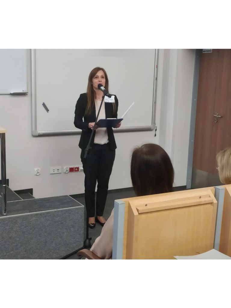 Otwarcie konferencji pod nazwą Edukacja włączająca w nauce, praktyce i działaniach pilotażowego Specjalistycznych Centrów Wspierających Edukację Włączającą w Krakowie w dniu 26 kwietnia 2023. Lider Aneta Garncarz wita obecnych gości.