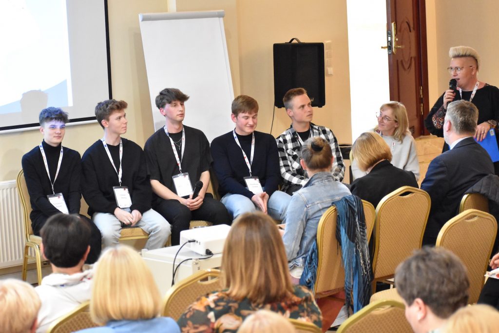 Uczniowie klasy IV profil informatyczny Zespołu Szkół Elektronicznych, Elektrycznych i Mechanicznych im. Jędrzeja Śniadeckiego w Bielsku-Białej