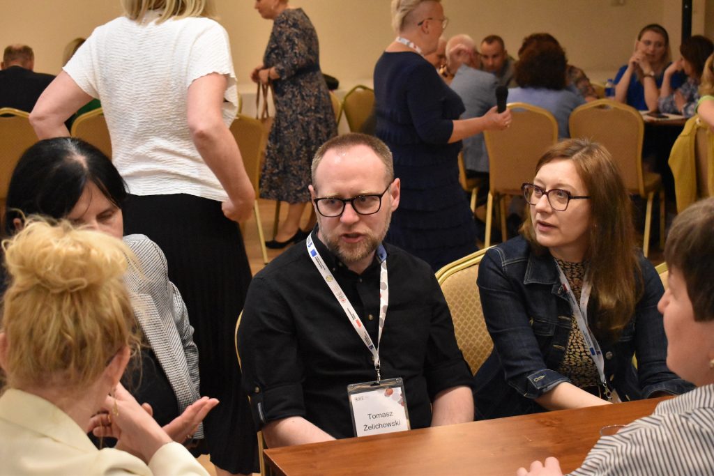 Zajęcia warsztatowe - praca w grupach, przedstawiciele Gminy Chęciny.