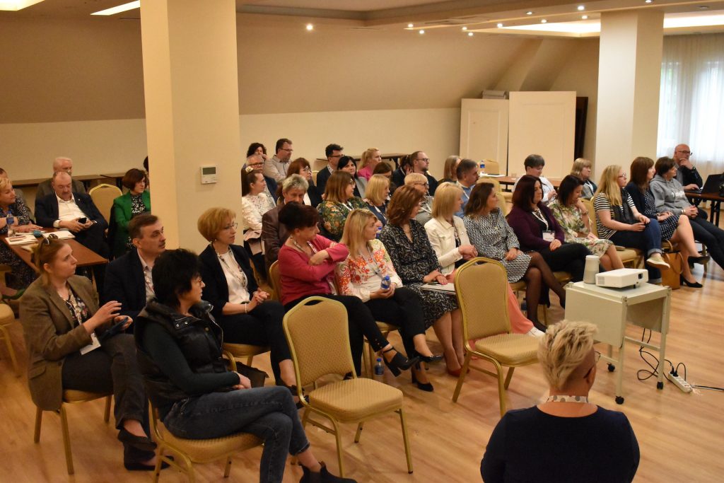 Uczestnicy spotkania - samorządowcy i dyrektorzy szkół/placówek z 20 jednostek samorządu terytorialnego