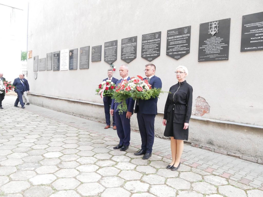 Od lewej stoją: Sławomir Adamiec, Dyrektor Generalny MEiN; Tomasz Madej, Dyrektor ORE; Agnieszka Karczewska-Gzik, Kierownik WRKSO