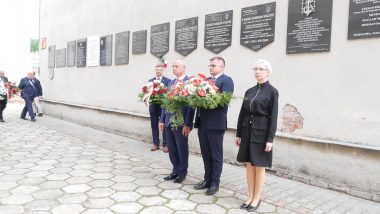 Od lewej stoją: Sławomir Adamiec, Dyrektor Generalny MEiN; Tomasz Madej, Dyrektor ORE; Agnieszka Karczewska-Gzik, Kierownik WRKSO