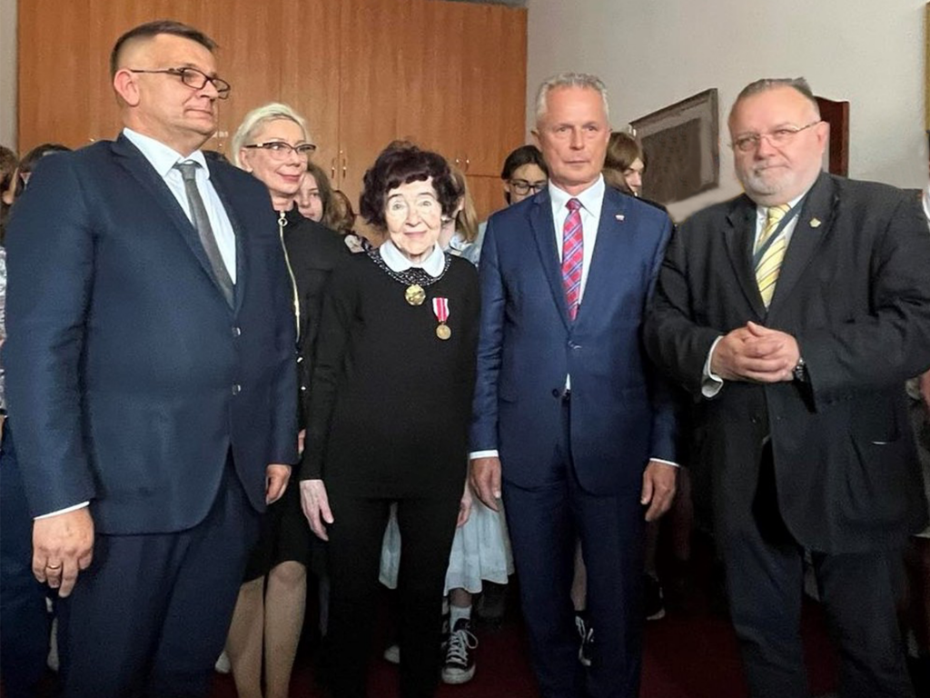 W środku stoją: Tomasz Madej, Dyrektor ORE; Agnieszka Karczewska-Gzik, Kierownik WRKSO; Zofia Pilecka; Sławomir Adamiec, Dyrektor Generalny MEiN oraz Jacek Pawłowicz, Wicedyrektor Muzeum Żołnierzy Wyklętych i Więźniów Politycznych PRL