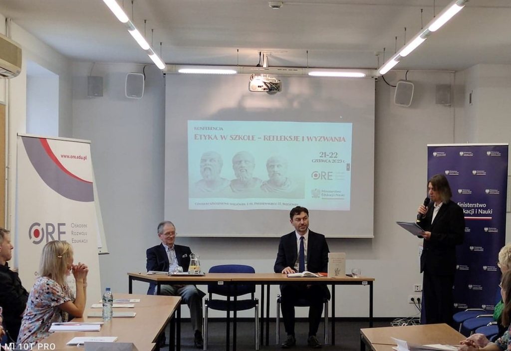 dr hab. Włodzimierz Dłubacz, Jacek Banaś - Zastępca Dyrektora Departamentu Programów Nauczania i Podręczników Ministerstwo Edukacji i Nauki, dr Michał Gołębiowski Ośrodek Rozwoju Edukacji w Warszawie