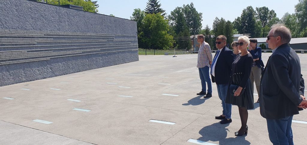 od prawej: Waldemar Rataj Dyrektor Muzeum Polaków Ratujących Żydów podczas II wojny światowej im. Rodziny Ulmów w Markowej, Agnieszka Karczewska -Gzik Kierownik Wydziału Rozwoju Kompetencji Społecznych i Obywatelskich, Tomasz Madej Dyrektor Ośrodka Rozwoju Edukacji w Warszawie