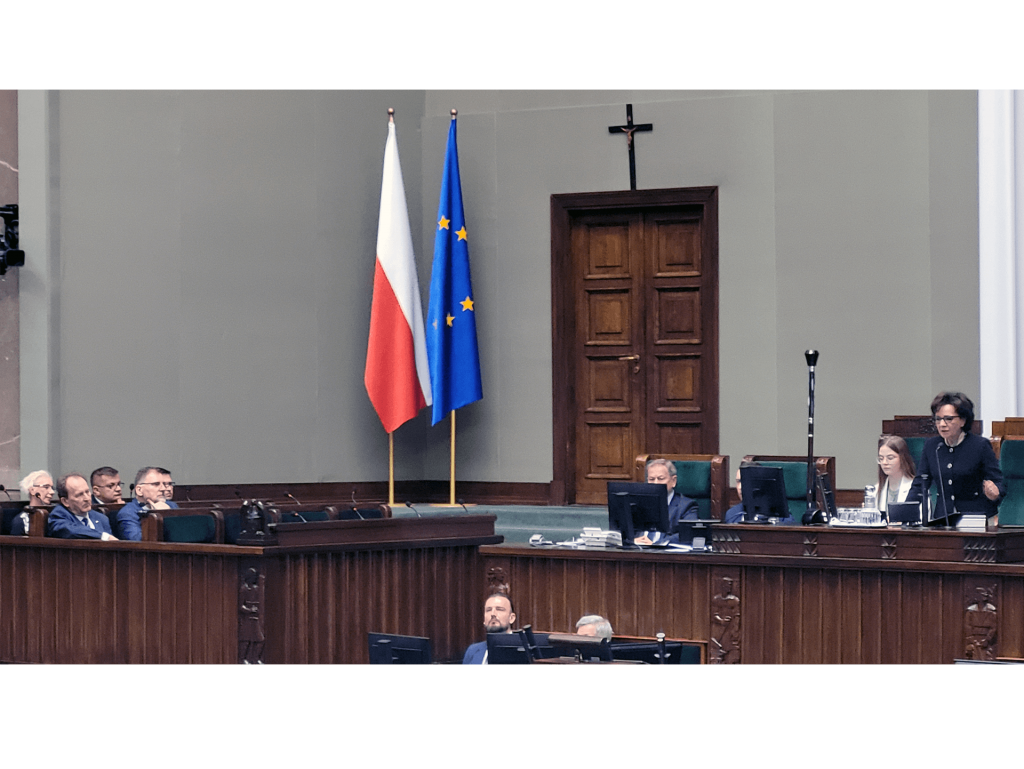 prof. Włodzimierz Bernacki Sekretarz Stanu Ministerstwa Edukacji i Nauki, Wawrzyniec Roch Kowalski Zastępca Dyrektora Departamentu Wychowania i Edukacji Włączającej Ministerstwa Edukacji i Nauki Rząd góny z lewej : Agnieszka Karczewska –Gzik Kierownik Wydziału Rozwoju Kompetencji Społecznych i Obywatelskich Ośrodek Rozwoju Edukacji, Tomasz Madej p.o. Dyrektor Ośrodka Rozwoju Edukacji w Warszawie, Elżbieta Witek - Marszałek Sejmu Rzeczypospolitej Polskiej