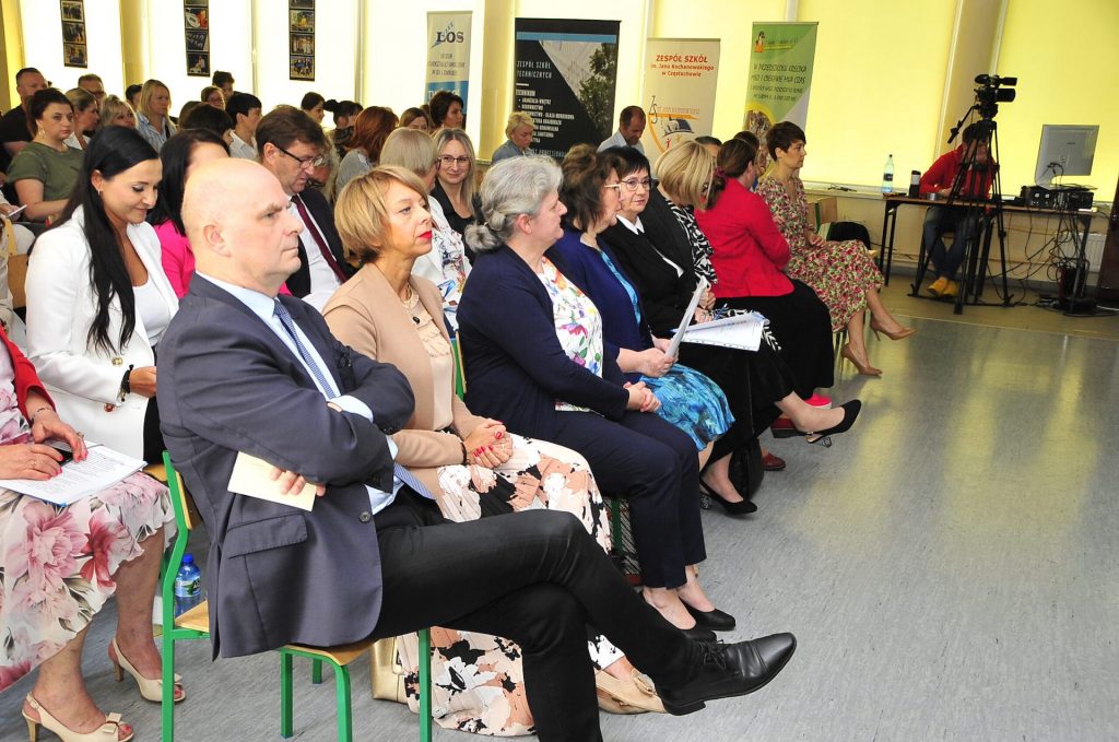 Zdjęcie przedstawia uczestników konferencji