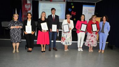 Zdjęcie przedstawia osoby, które otrzymały dyplomy z podziękowaniami