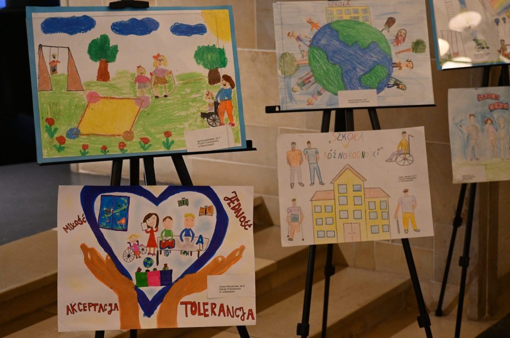 Zdjęcie przedstawia prace plastyczne dzieci, na których jest globus, plac zabaw, blok mieszkalny oraz serce w dłoniach