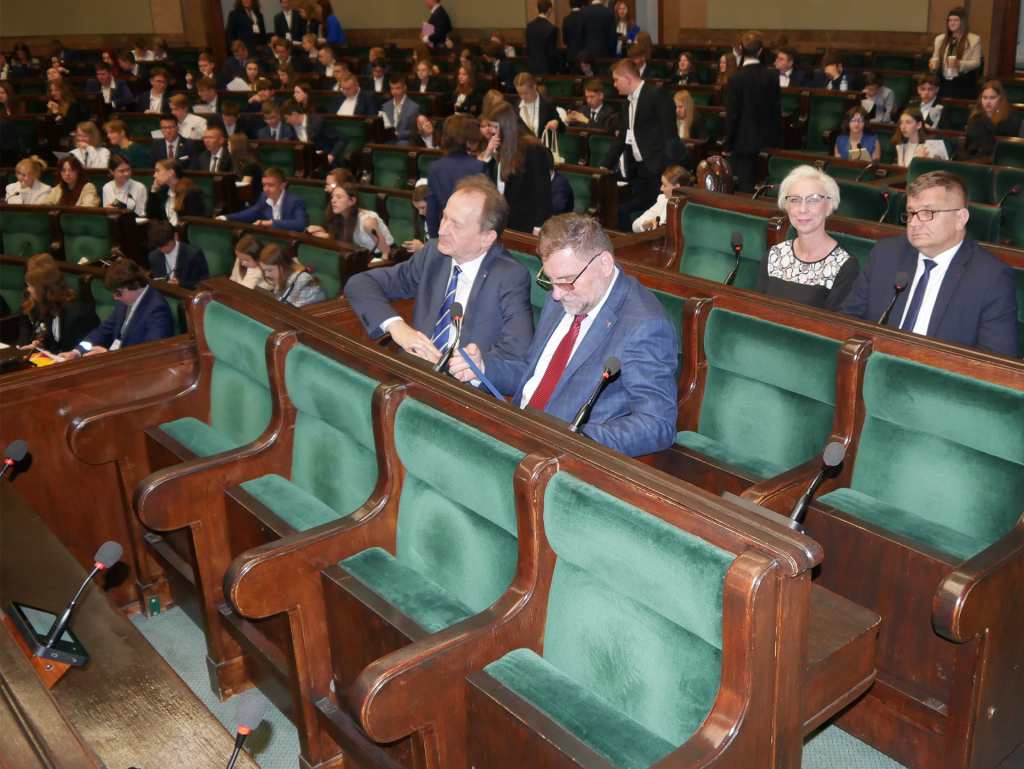 dolny rząd z lewej : prof. Włodzimierz Bernacki Sekretarz Stanu Ministerstwa Edukacji i Nauki, Wawrzyniec Roch Kowalski Zastępca Dyrektora Departamentu Wychowania i Edukacji Włączającej Ministerstwa Edukacji i Nauki Rząd góny z lewej : Agnieszka Karczewska –Gzik Kierownik Wydziału Rozwoju Kompetencji Społecznych i Obywatelskich Ośrodek Rozwoju Edukacji, Tomasz Madej p.o. Dyrektor Ośrodka Rozwoju Edukacji w Warszawie