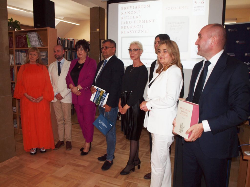 Beata Michałuszko Wicedyrektor ds. Pedagogicznej Biblioteki Wojewódzkiej w Rzeszowie przy PZPW w Rzeszowie, dr Artur Górecki – Dyrektor Departamentu Programów Nauczania i Podręczników w Ministerstwie Edukacji i Nauki, Krystyna Wróblewska Dyrektor Podkarpackiego Zespołu Placówek Wojewódzkich, Tomasz Madej p.o Dyrektor Ośrodka Rozwoju Edukacji w Warszawie, Agnieszka Karczewska -Gzik Kierownik Wydziału Rozwoju Kompetencji Społecznych i Obywatelskich ORE, dr Michał Gołębiowski Ośrodek Rozwoju Edukacji w Warszawie , Bernadeta Jasińska Kierownik Oddziału Jakości i Zarządzania Edukacją w Przemyślu Kuratorium Oświaty w Rzeszowie, dr Stanisław Kusiak Wicedyrektor ds. Doskonalenia Nauczycieli Oddziału w Rzeszowie.