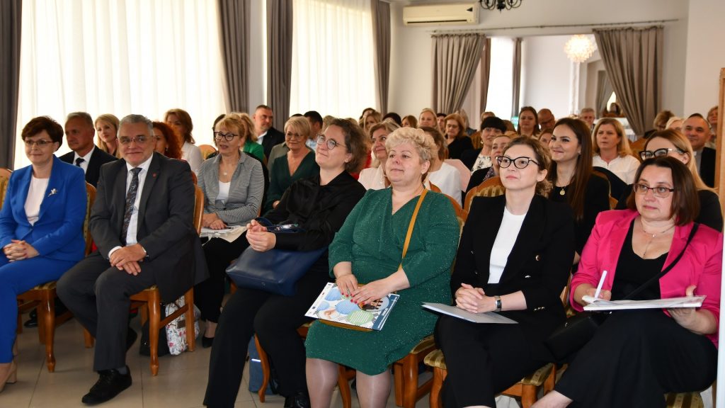 zdjęcie przedstawia uczestników konferencji.