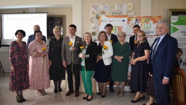 zdjęcie przedstawia Kadrę SCWEW wraz z kadrą zespołu z ORE na tle roll-up