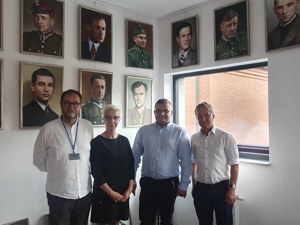 od lewej strony : Mariusz Dawidko przewodnik Muzeum Żołnierzy Wyklętych, Agnieszka Karczewską–Gzik Kierownik Wydziału Rozwoju Kompetencji Społecznych i Obywatelskich ORE, Tomasz Madej, p.o Dyrektor Ośrodka Rozwoju Edukacji w Warszawie, Janusz Kotowski Dyrektor Muzeum Żołnierzy Wyklętych w Ostrołęce