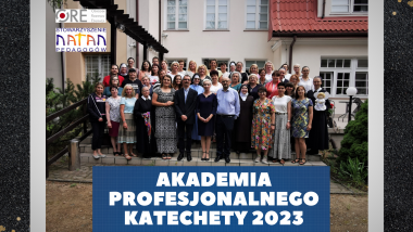 zdjecie grupowe prelegentów i uczestników