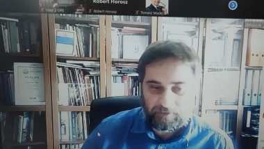 Na pierwszym planie Prof. UW dr hab. Piotr Gołdyn, na drugim planie Tomasz Madej - Dyrektor Ośrodka Rozwoju Edukacji, w trakcie łączności online.