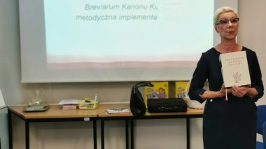 Agnieszka Karczewska-Gzik kierownik WRKSO prezentuje publikację pn. Breviarium Kanonu Kultury