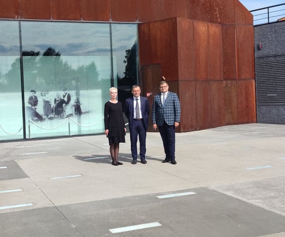 z lewej Agnieszka Karczewska Gzik Kierownik Wydziału Rozwoju Kompetencji Społecznych I Obywatelskich ORE, dr Marcin Chorązki Instytut Pamięci Narodowej, Oddział w Krakowie, Tomasz Madej Dyrektor Ośrodka Rozwoju Edukacji w Warszawie