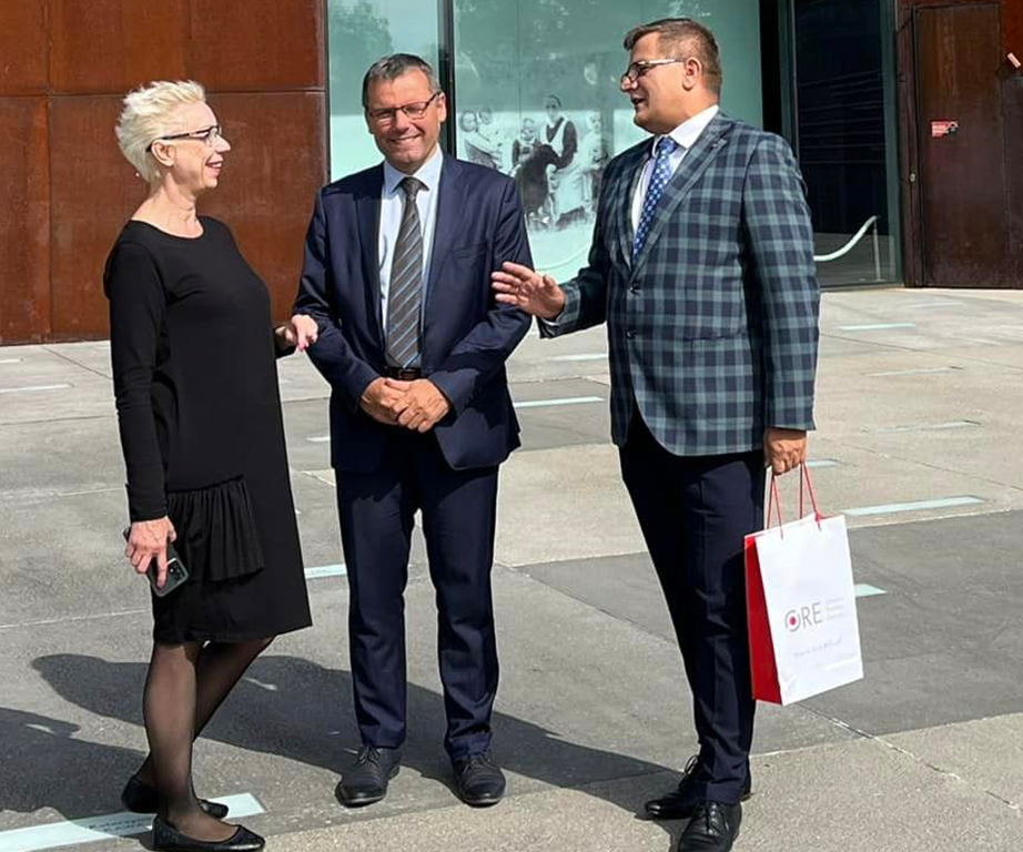 z lewej Agnieszka Karczewska Gzik Kierownik Wydziału Rozwoju Kompetencji Społecznych I Obywatelskich ORE, dr Marcin Chorązki Instytut Pamięci Narodowej, Oddział w Krakowie, Tomasz Madej Dyrektor Ośrodka Rozwoju Edukacji w Warszawie