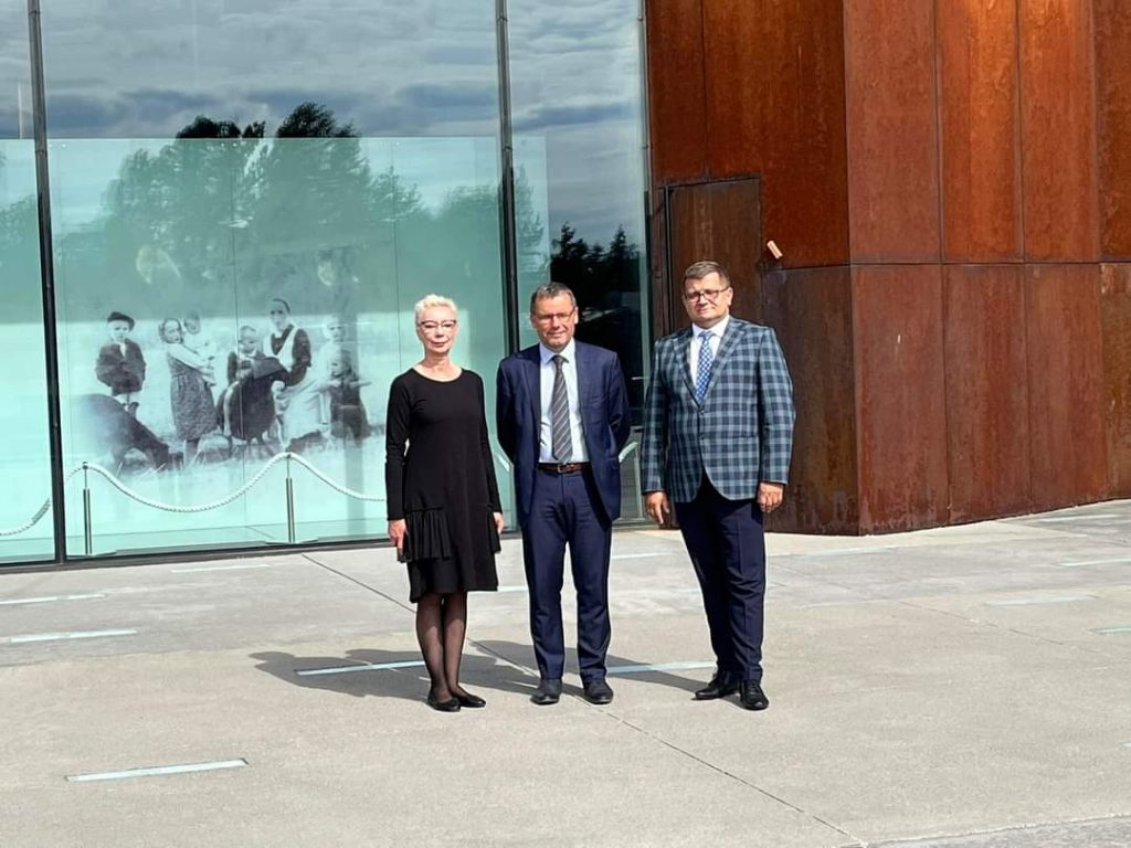 Tomasz Madej Dyrektor Ośrodka Rozwoju Edukacji, Agnieszka Karczewska-Gzik Kierownik Wydziału Rozwoju Kompetencji Społecznych i Obywatelskich, dr Marcin Chorązki Instytut Pamięci Narodowej, Oddział w Krakowie